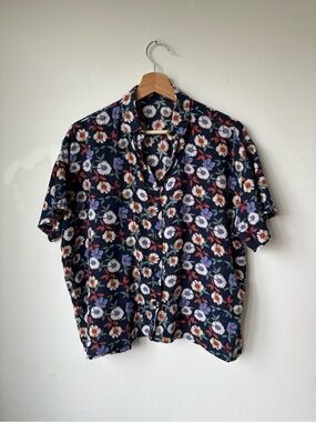 Women's Navy Floral Short-Sleeve Button-Down Shirti